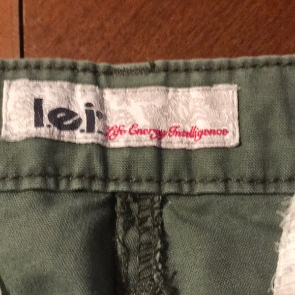 Woman’s/Juniors  l.e.i.  Green Khaki Capris - Picture 8 of 14